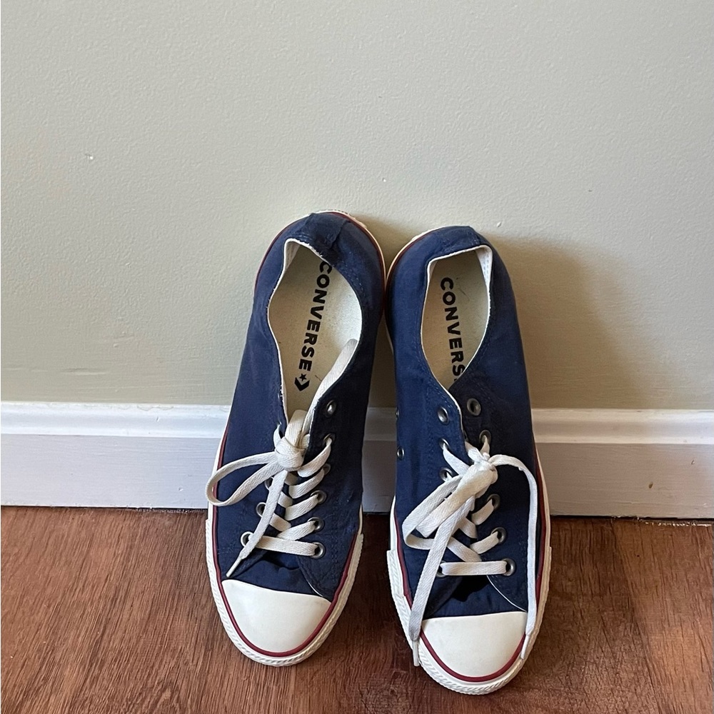 Navy, red-trimmed Converse Shoe (9)